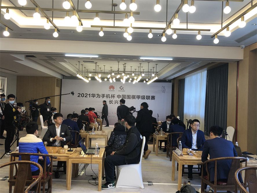 第32分钟，切尔西右侧角球机会，巴迪亚西勒头球攻门被波普没收了。